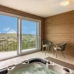 Magnifica Gozitan Pool And Jacuzzi - Happy *