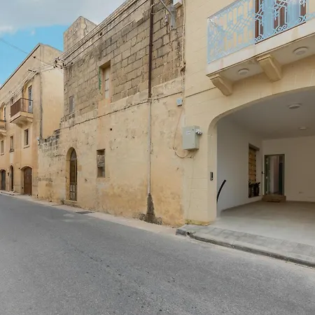 Magnifica Gozitan Pool And Jacuzzi - Happy *