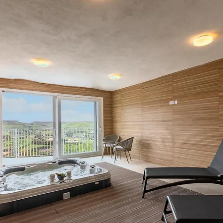 Magnifica Gozitan Pool And Jacuzzi - Happy * Xaghra