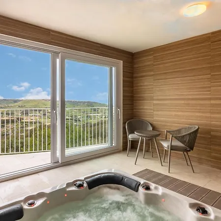 Magnifica Gozitan Pool And Jacuzzi - Happy *