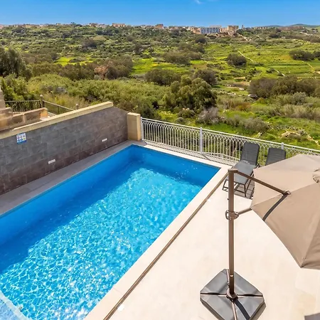 Magnifica Gozitan Pool And Jacuzzi - Happy *