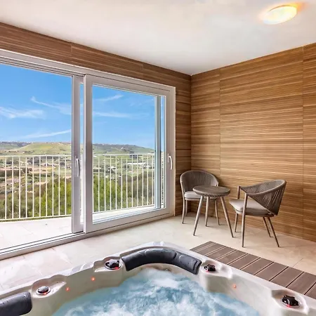 Magnifica Gozitan Pool And Jacuzzi - Happy