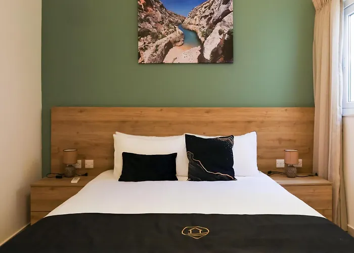 Magnifica Gozitan Pool And Jacuzzi - Happy *